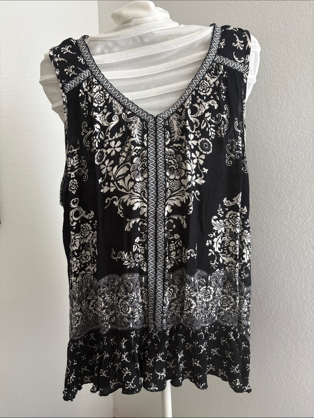 Bila Black & White Floral V-Neck Sleeveless Top